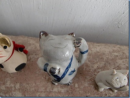 小さな陶器の招き猫